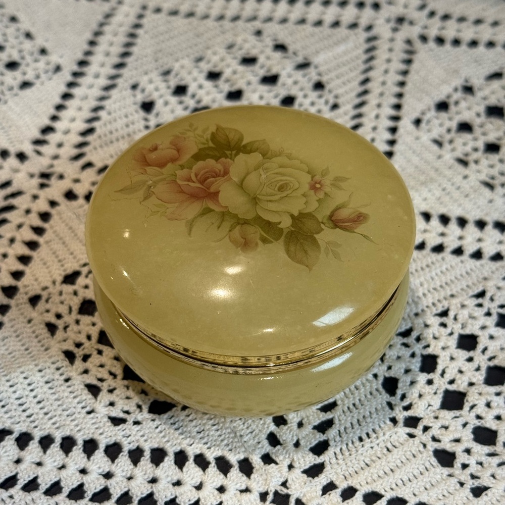 Alabaster Carved‎ Round Hinged Jewelry Trinket Box Made in Italy, vintage